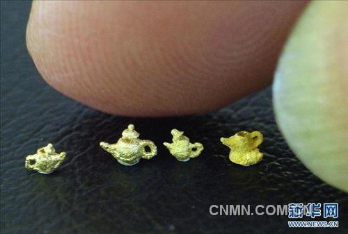 這是陳逢顯雕刻的“黃金茶壺”，每只壺尺寸約為0.2厘米（11月23日攝）。