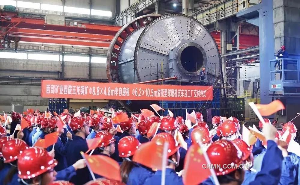9月19日，為玉龍銅礦改擴建工程量身定制的特大型礦區(qū)國際高端礦業(yè)裝備——Φ8.8×4.8m半自磨機和Φ6.2×10.5m溢流型球磨機在中信重工順利完成試車，部分設(shè)備已運抵玉龍銅礦改擴建工程現(xiàn)場。