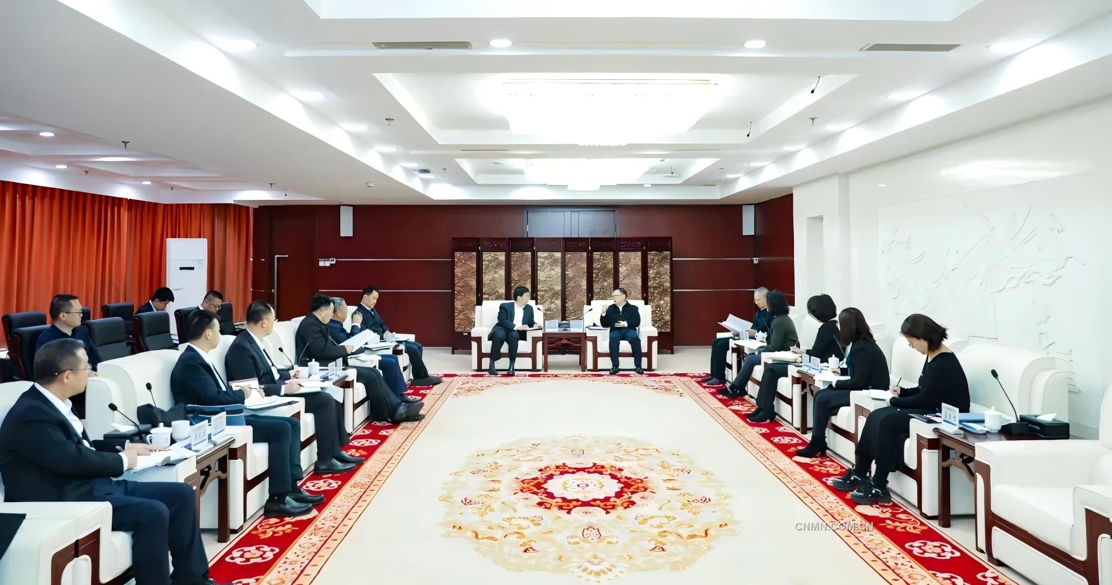 段向東與國家開發(fā)銀行黨委副書記、行長譚炯會(huì)談